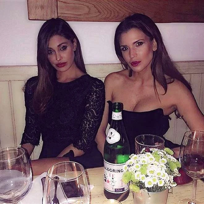 Belen e Claudia Galanti, foto insieme su Facebook. Ma vengono ricoperte da insulti