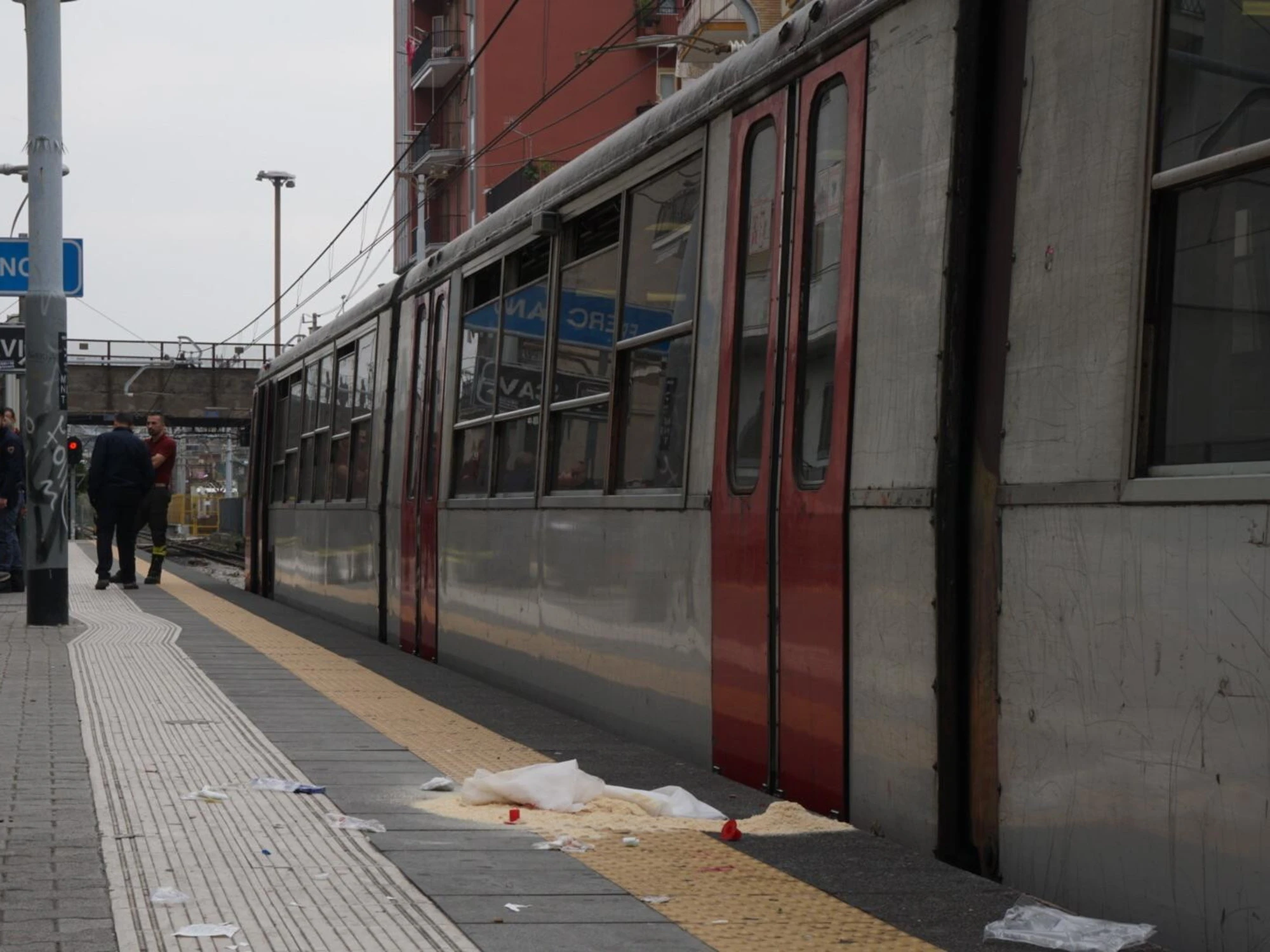 Napoli, la 18enne sulla Circumvesuviana sequestrata e stuprata da 8 extracomunitari