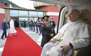 Il Papa a Monaco schiaffeggia Macron