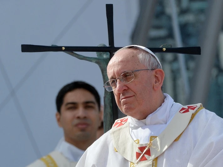 Papa Francesco e i gay: nessuna apertura, ecco cosa ha detto davvero