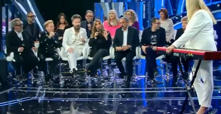 Domenica In, Elettra Lamborghini scappa da Selvaggia Lucarelli: "Non sa cantare, ha fatto come Bugo a Sanremo"