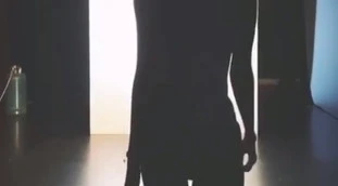 Belen Rodriguez distrugge De Martino: solo tacco alto, reggiseno e slip in pizzo nero