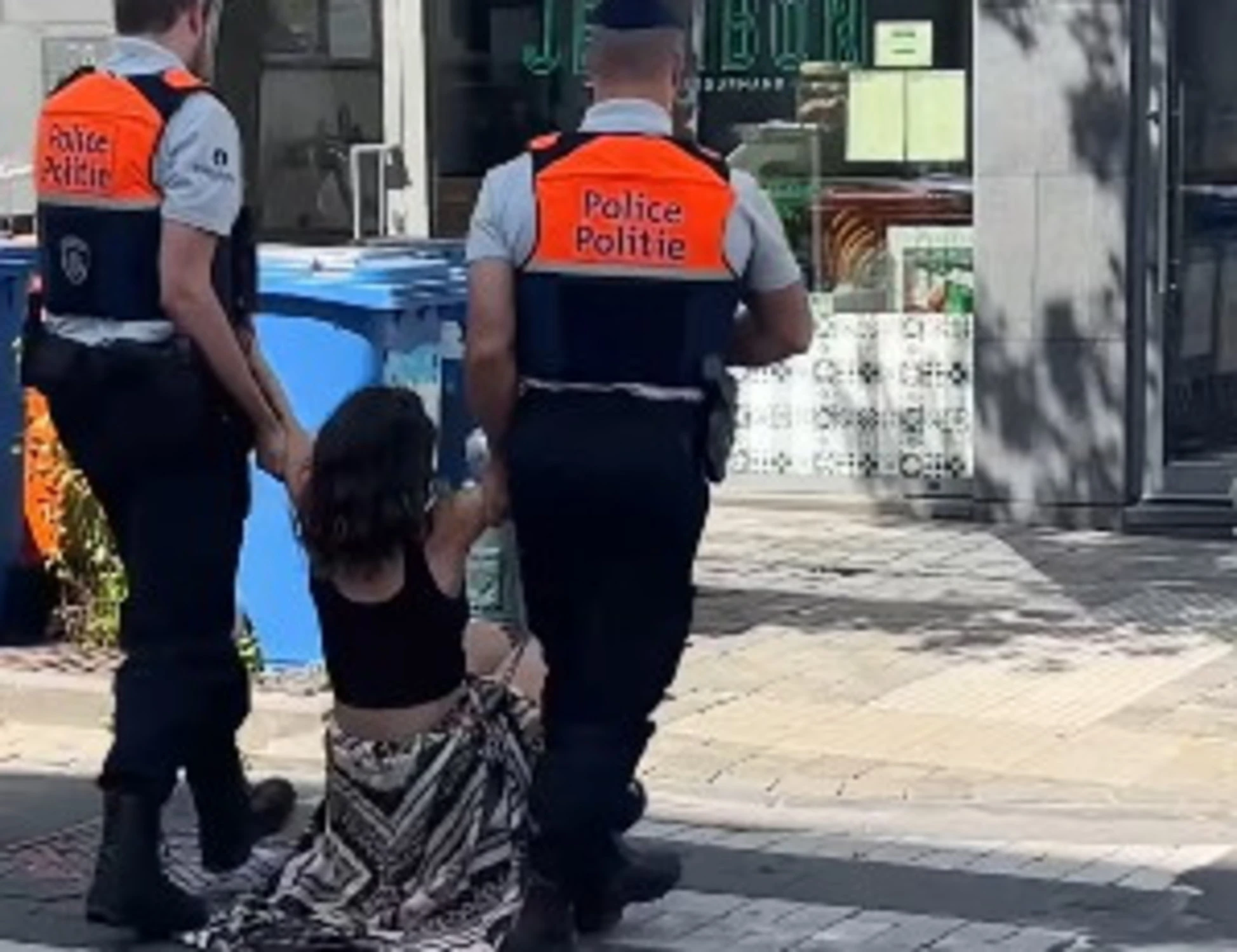 Avs, Benedetta Scuderi trascinata via a forza dalla polizia: ecco il video