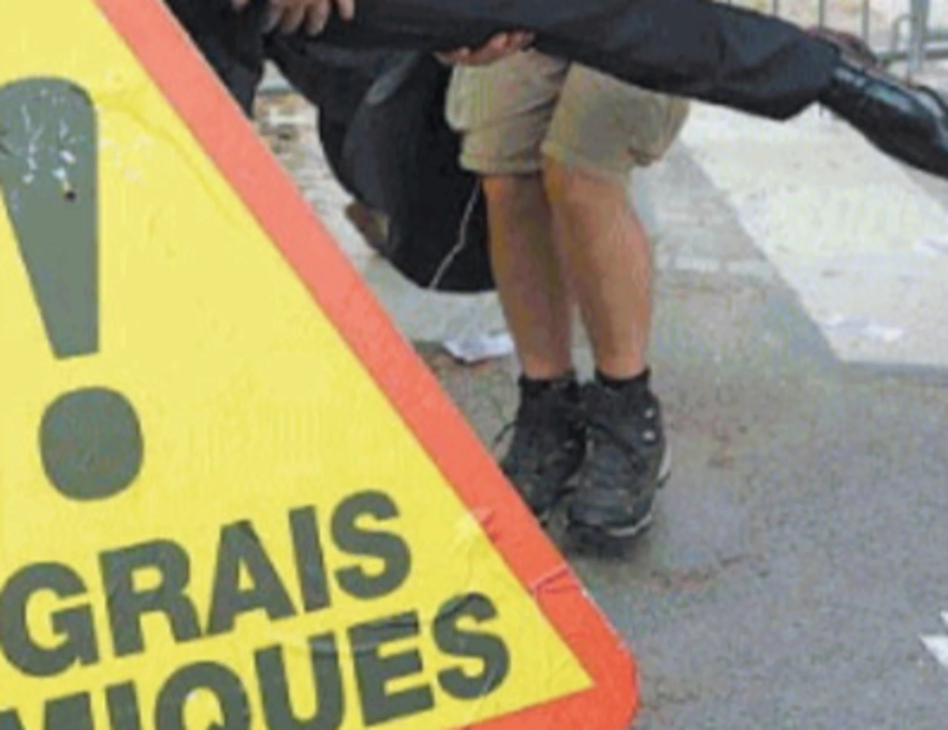 Macron, lo sfregio di Greenpeace: come riducono la sua statua