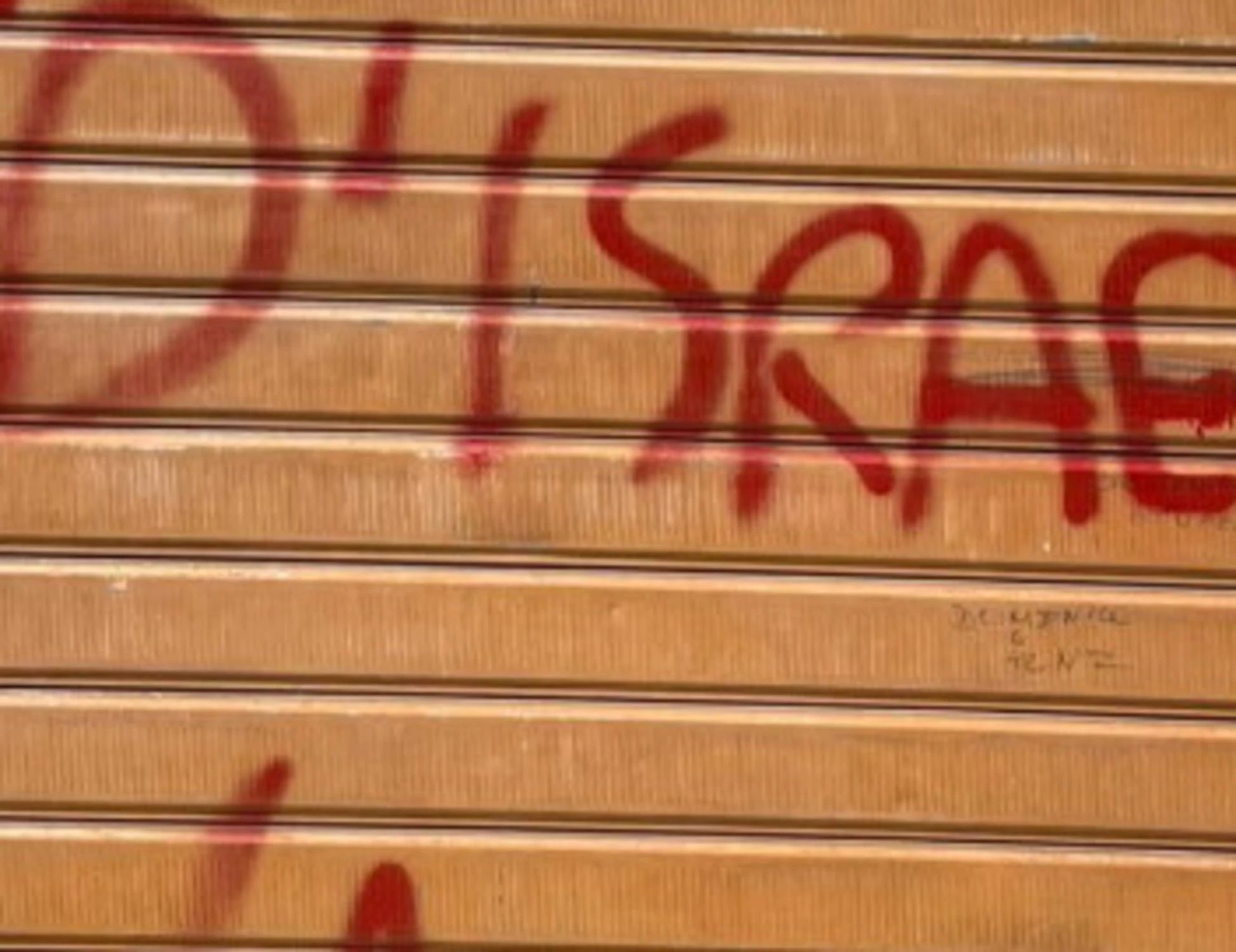 Pescara, "infami": vandalizzata la sede di FdI, "sempre la stessa matrice"