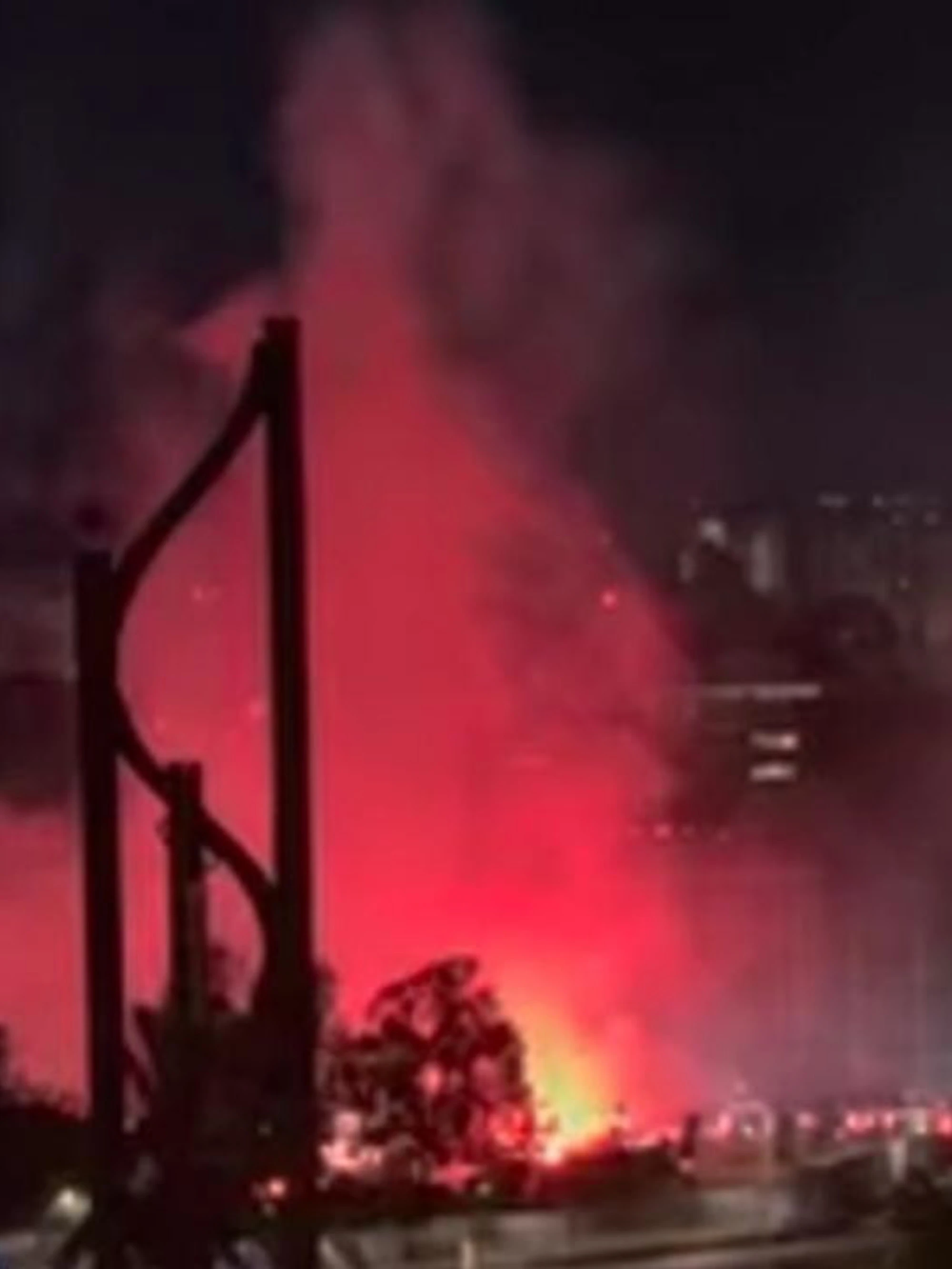Napoli-Cagliari, inferno sotto all'hotel: la città nel caos