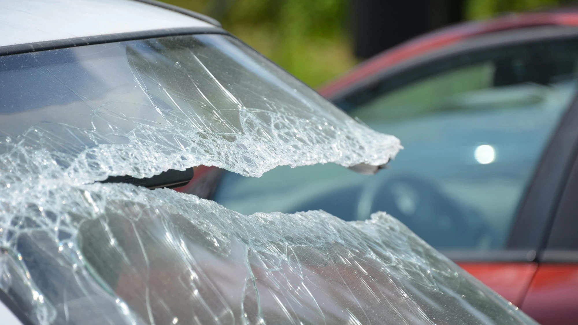 Roma, follia del nordafricano: bottigliate e mattoni contro le auto, distrutti 4 veicoli