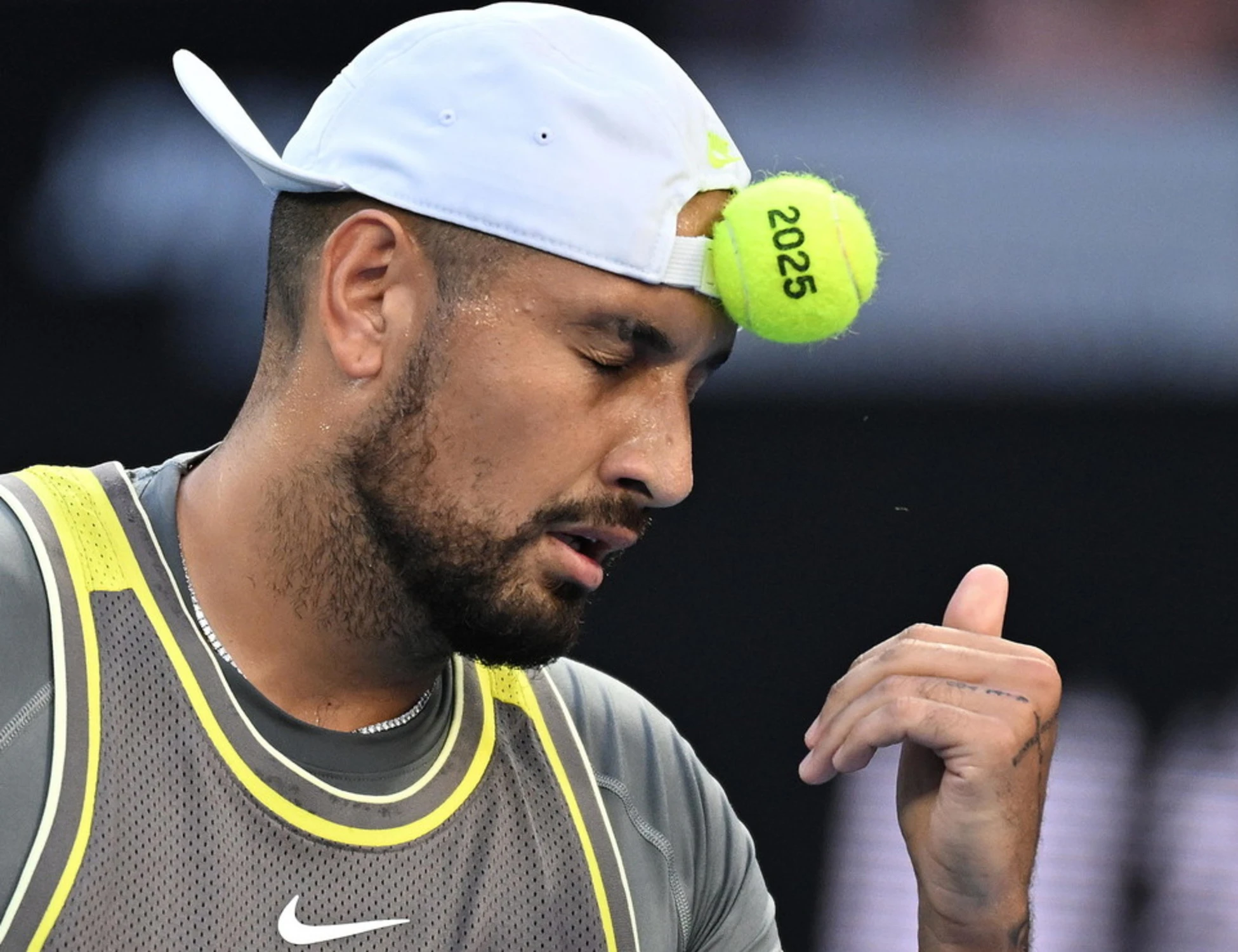 Kyrgios, Halep lo asfalta: "Non colpire mai qualcuno quando è a terra"