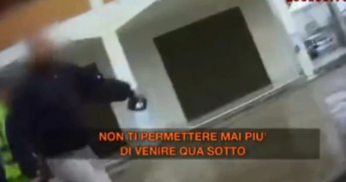 Fuori dal Coro, troupe aggredita: "Dammi la pistola", "Ti uccido"