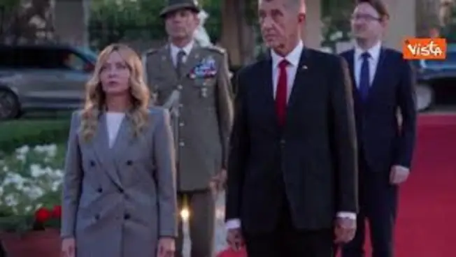Leggi l'articolo: Un mazzo di fiori tricolore per Meloni a Praga, l'accoglienza del premier ceco Babis