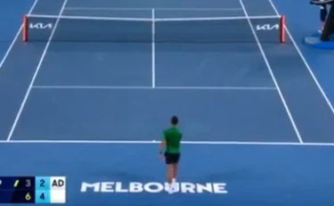 Novak Djokovic, il gesto-choc contro la raccattapalle: rischia la squalifica