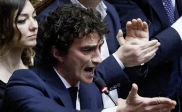 Bignami affonda Salis con 3 parole: "Piagnucola, povera stella..."