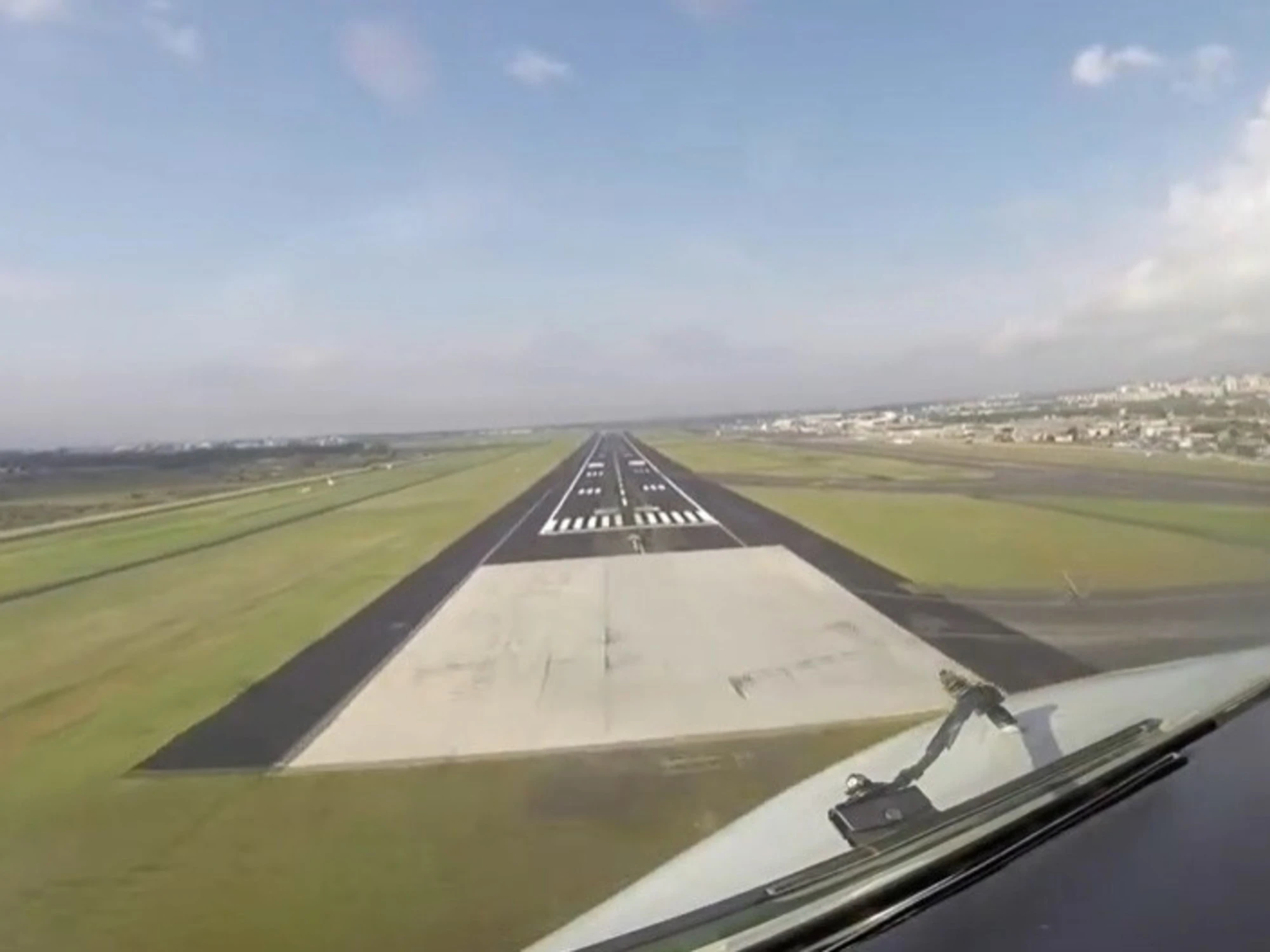 Catania, voli dirottati e aeroporto chiuso: "scordano" una gru in pista