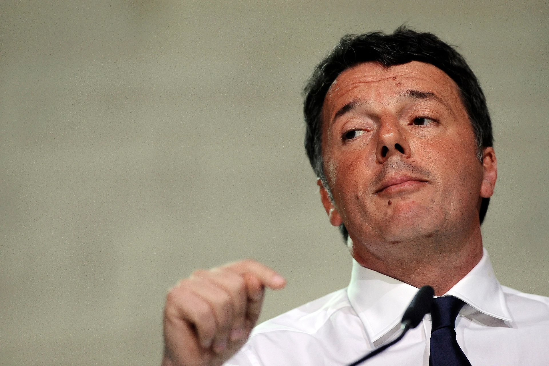 Matteo Renzi, il primo eurodeputato che molla il Pd per Italia Viva: sete di poltrone