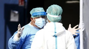Coronavirus, bollettino 18 febbraio: contagi in salita e altri 347 morti. Vaccini col freno a mano tirato