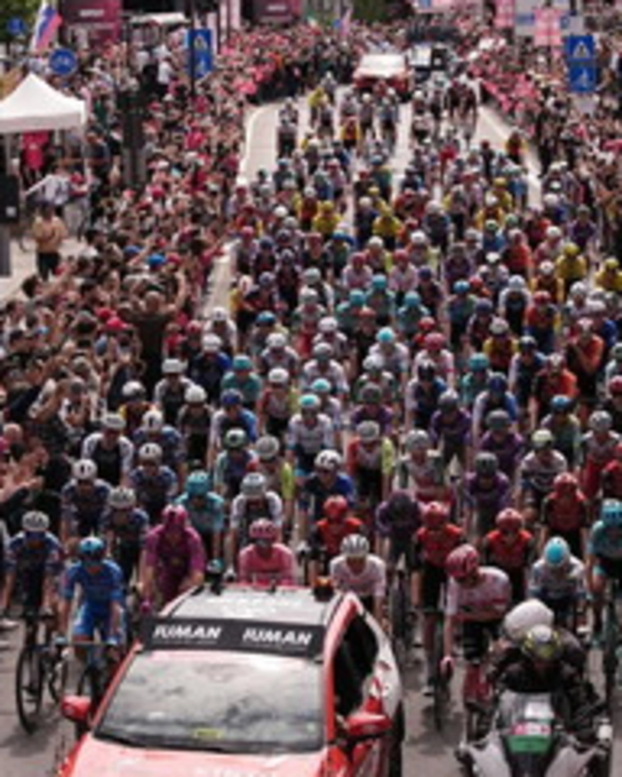 Giro d'Italia, dai pro Tito ai pro Gaza: si scatenano i fenomeni