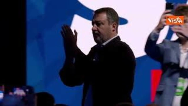 Salvini confermato segretario Lega con 76 per cento, abbraccio con "sfidante" Garavaglia dopo voto