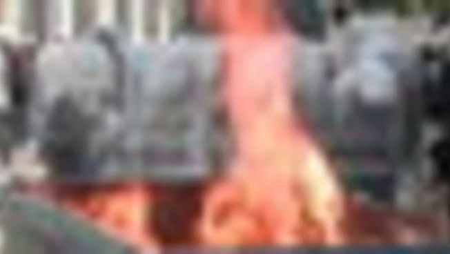 Proteste Albania, pietre contro la polizia e cassonetti incendiati