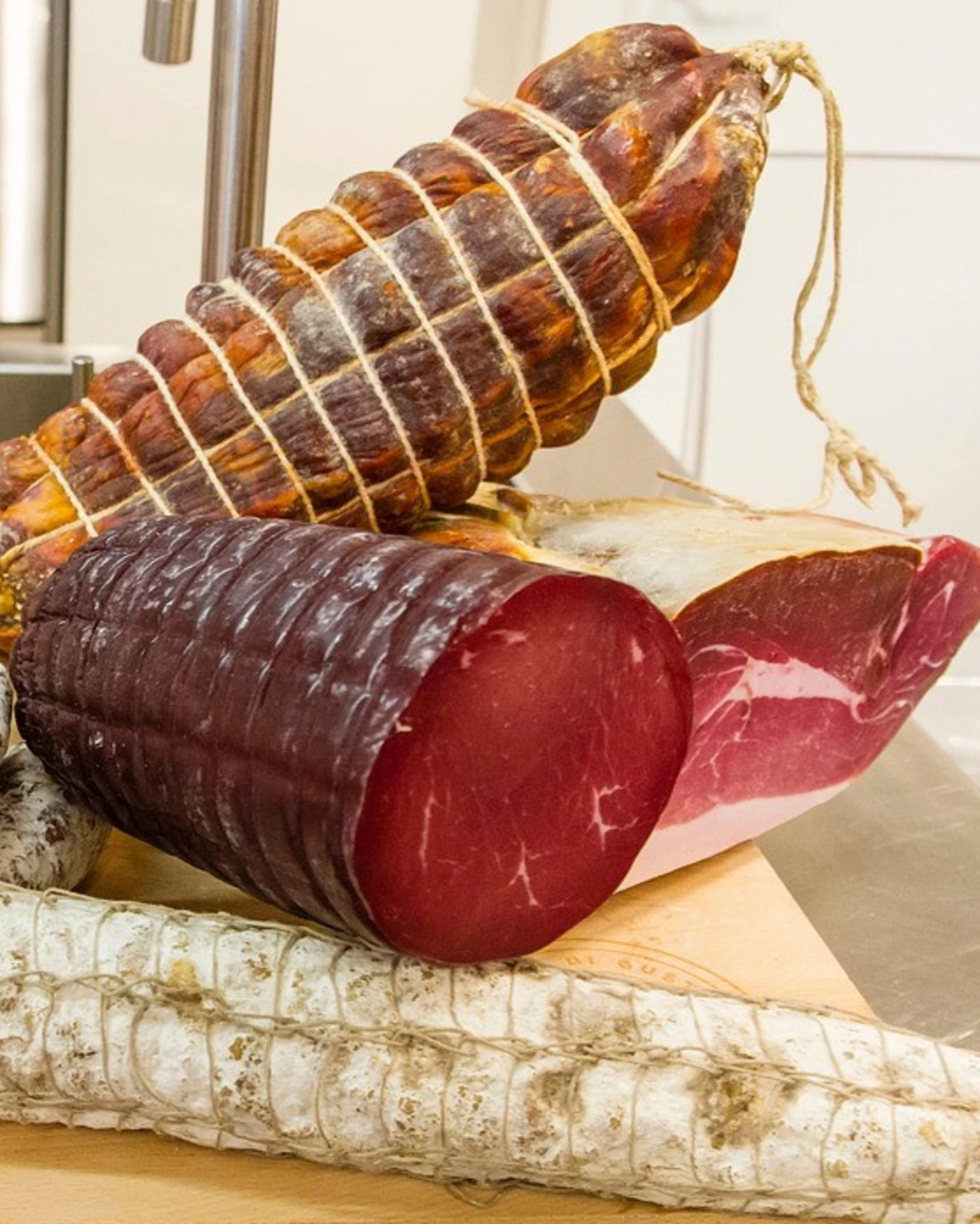 Salumi contaminati e ritirati dal mercato: i marchi sequestrati