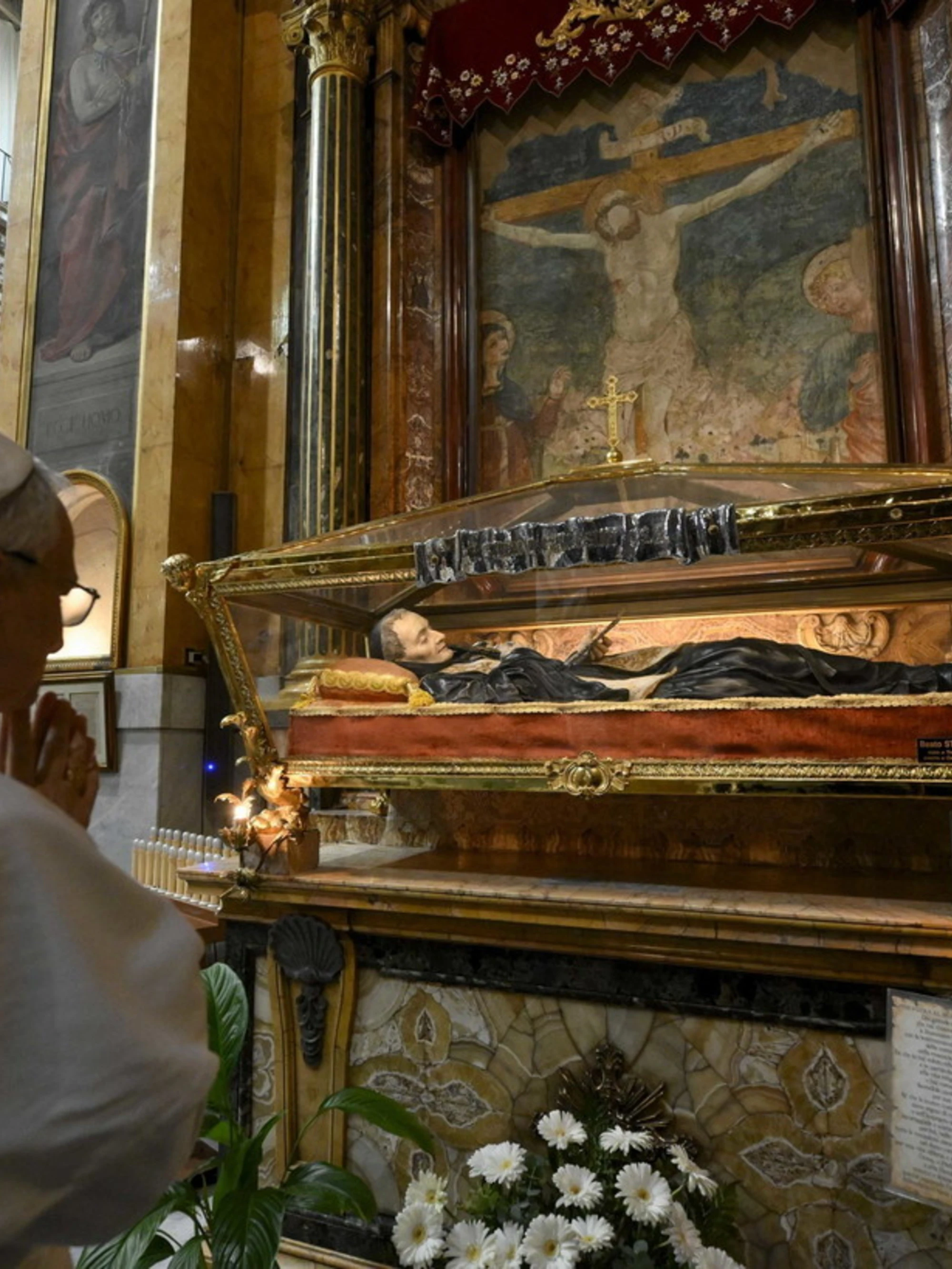 "Leone XIV a rischio stress, dimagrito. Cosa fa alle 3 di notte": l'allarme di padre Moral