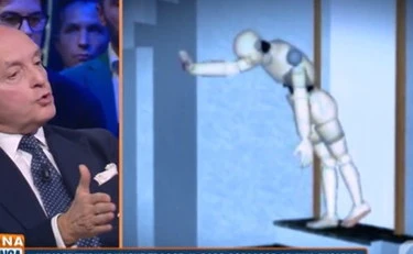 Garlasco, "Chiara Poggi gettata dalle scale. Si fermano a guardarla"