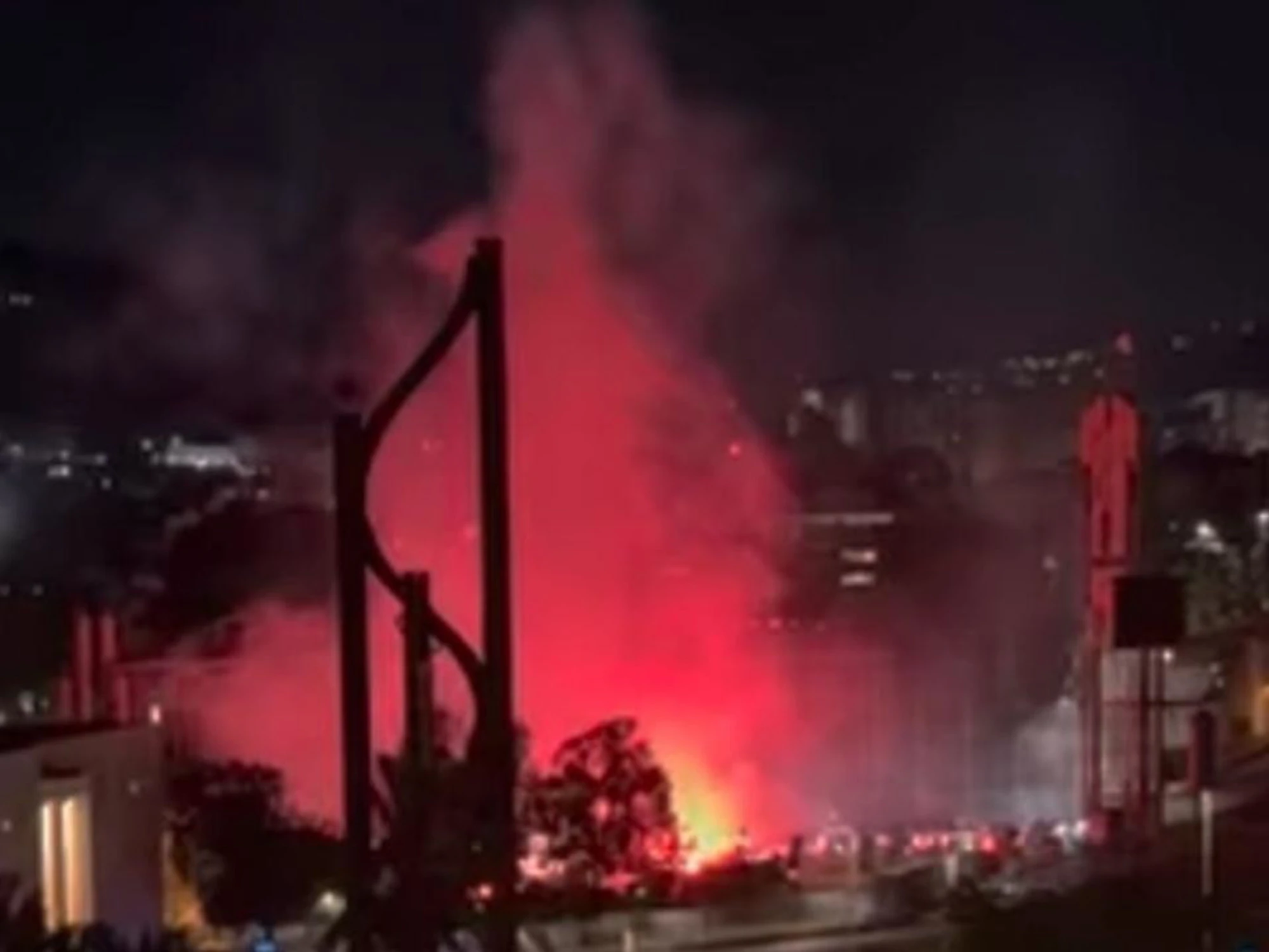Napoli-Cagliari, inferno sotto all'hotel: la città nel caos