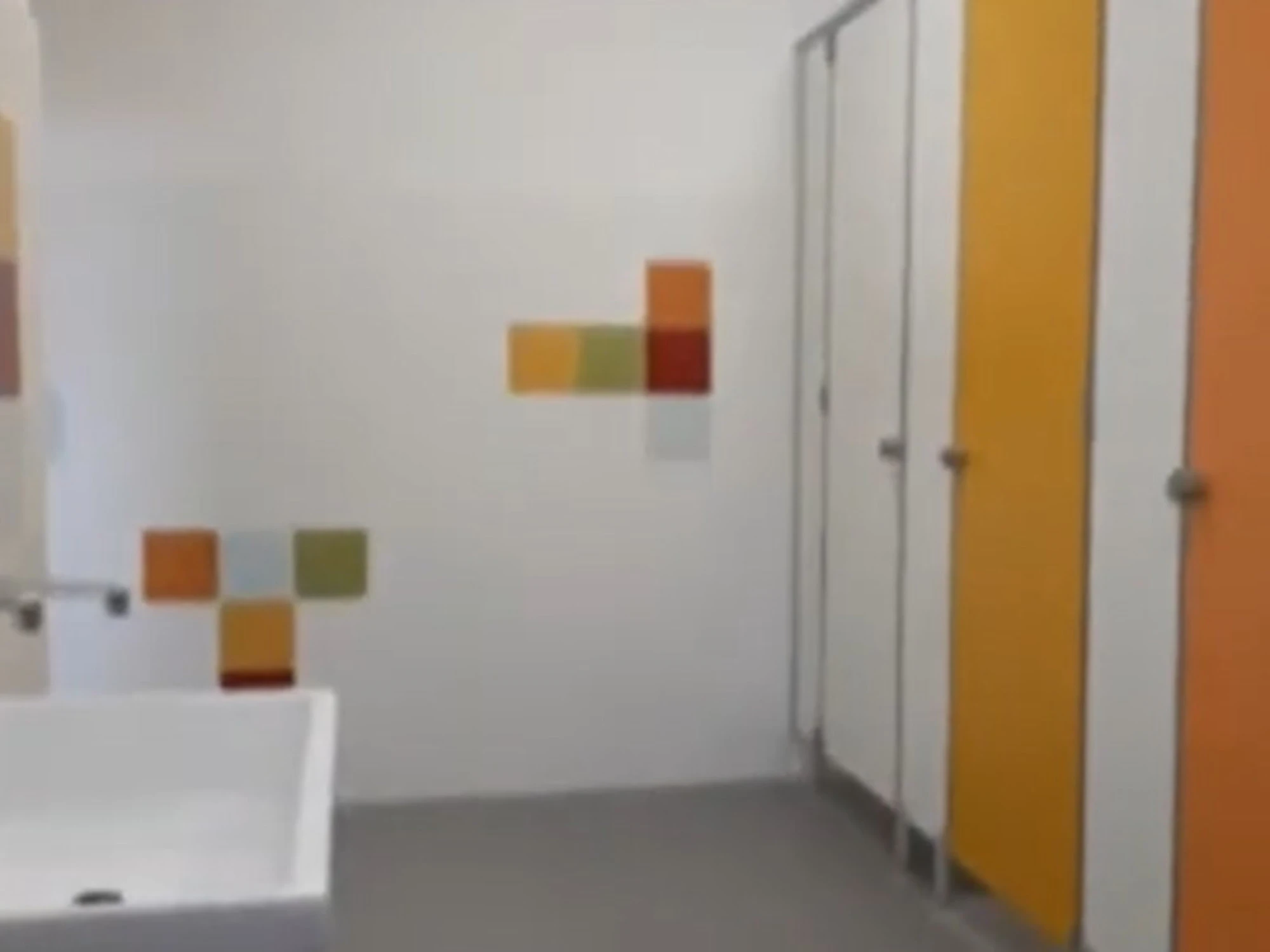 Monza, prof bacia alunna 16enne nei bagni della scuola? La sentenza-choc