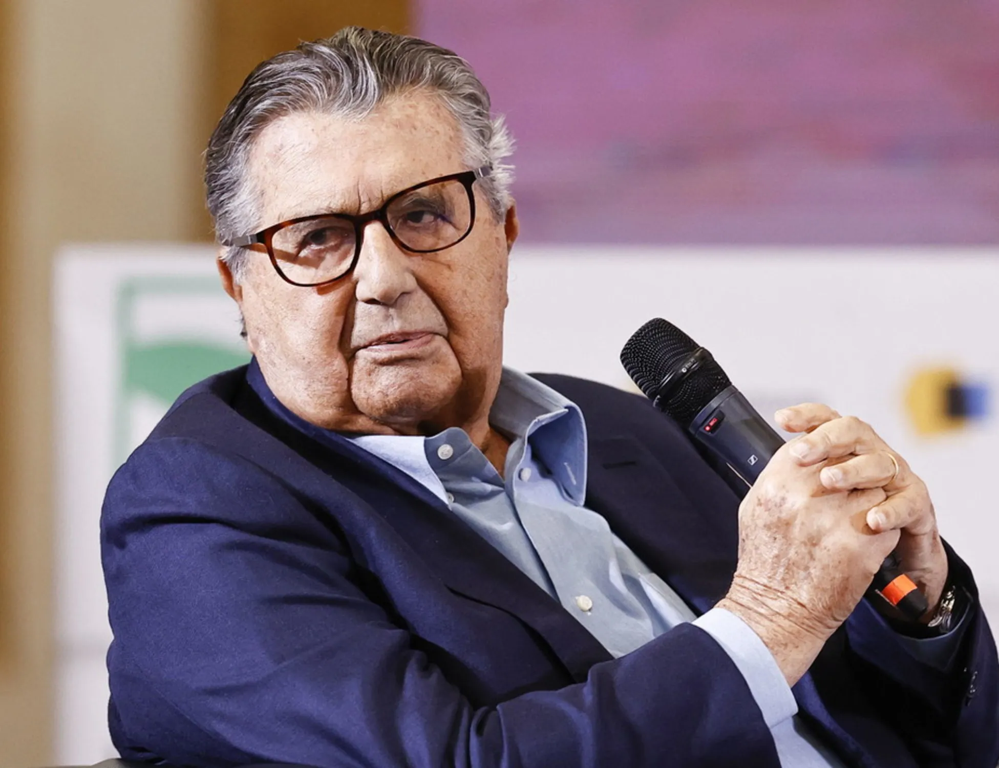 Leggi l'articolo: Che faccia di De Benedetti... Ecco come guadagna grazie a Trump