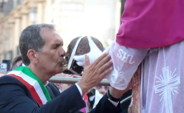 https://media.liberoquotidiano.it/IdU3g4gwPSHu0ryZnWATAZNLRlqnrOnQarTGOqTfohE/width:800/quality:90/aW1hZ2VzLzIwMjYvMDgvMjUvMDc1MzM2MzA5LTU3NDAxN2ZmLWY0MjItNDc1ZC1hZWJhLTY0ZDU1NGJjMGI1Yy5qcGc.webp