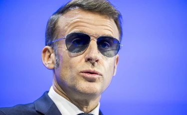Macron, gli occhiali da sole spopolano: Borsa, titolo sospeso per eccesso di rialzo