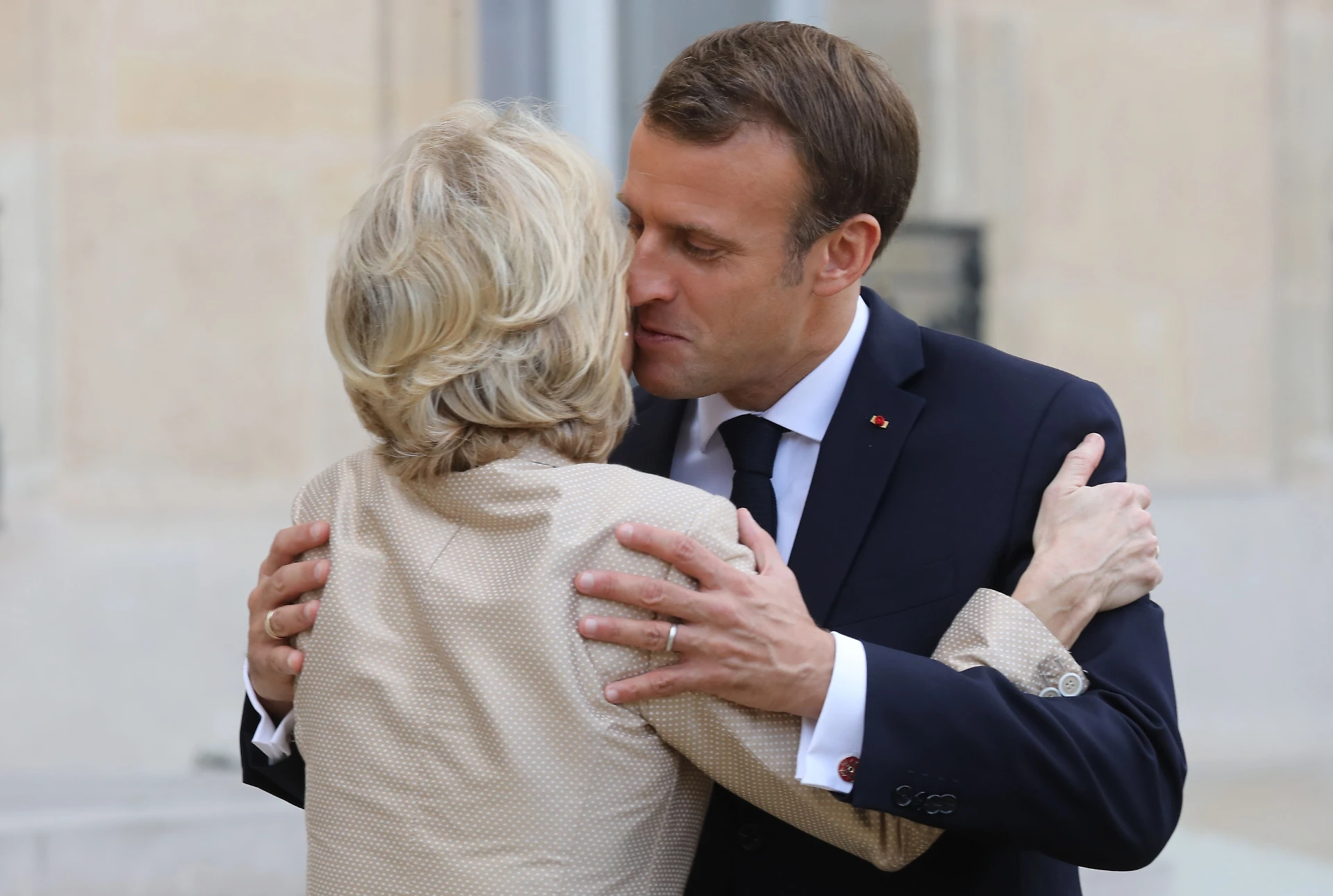 Emmanuel Macron infastidito, Ursula Von Der Leyen sempre più a rischio: Europa nel caos