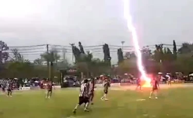 Thailandia, calciatore colpito da un fulmine in campo: morto sul colpo, video-choc