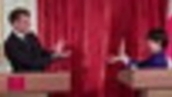 Takaichi e Macron: mossa di Dragon Ball in conferenza stampa a Tokyo