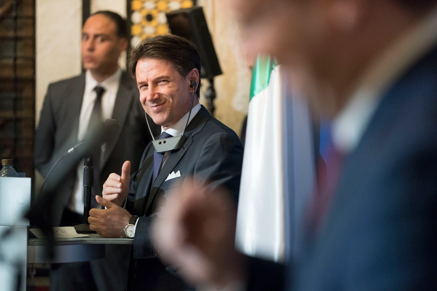 Giuseppe Conte "irriconoscibile" per il troppo stress: cosa spunta sul suo volto. La foto-verità