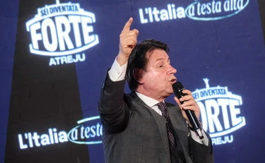 Atreju, Giuseppe Conte provoca: "Meloni genuflessa da Trump". Bombardato di fischi