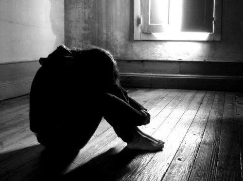 Madre troppo impegnata a fare sesso, il figlio di 4 anni quasi morto di fame