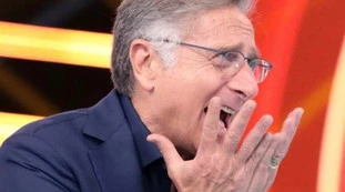 Ciao Darwin, Paolo Bonolis "sovraesposto" da Mediaset: "Non è corretto così", parla la moglie Sonia Bruganelli