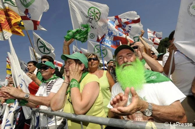 Pontida, il raduno tra spintoni e insulti