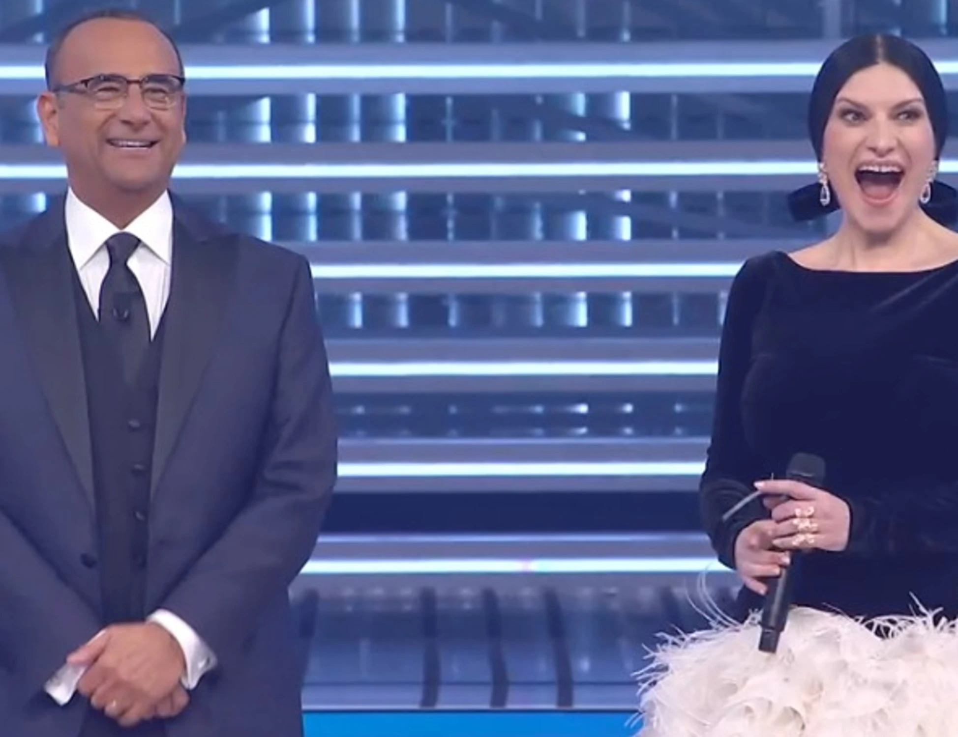 Sanremo 2026, polemiche "rosa" e il nodo-share: Carlo Conti tiene duro. La diretta della terza serata