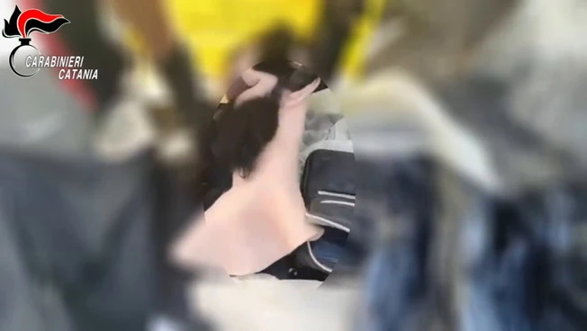 Arsenale e maschere per rapine in un garage a Catania, arrestato 36enne