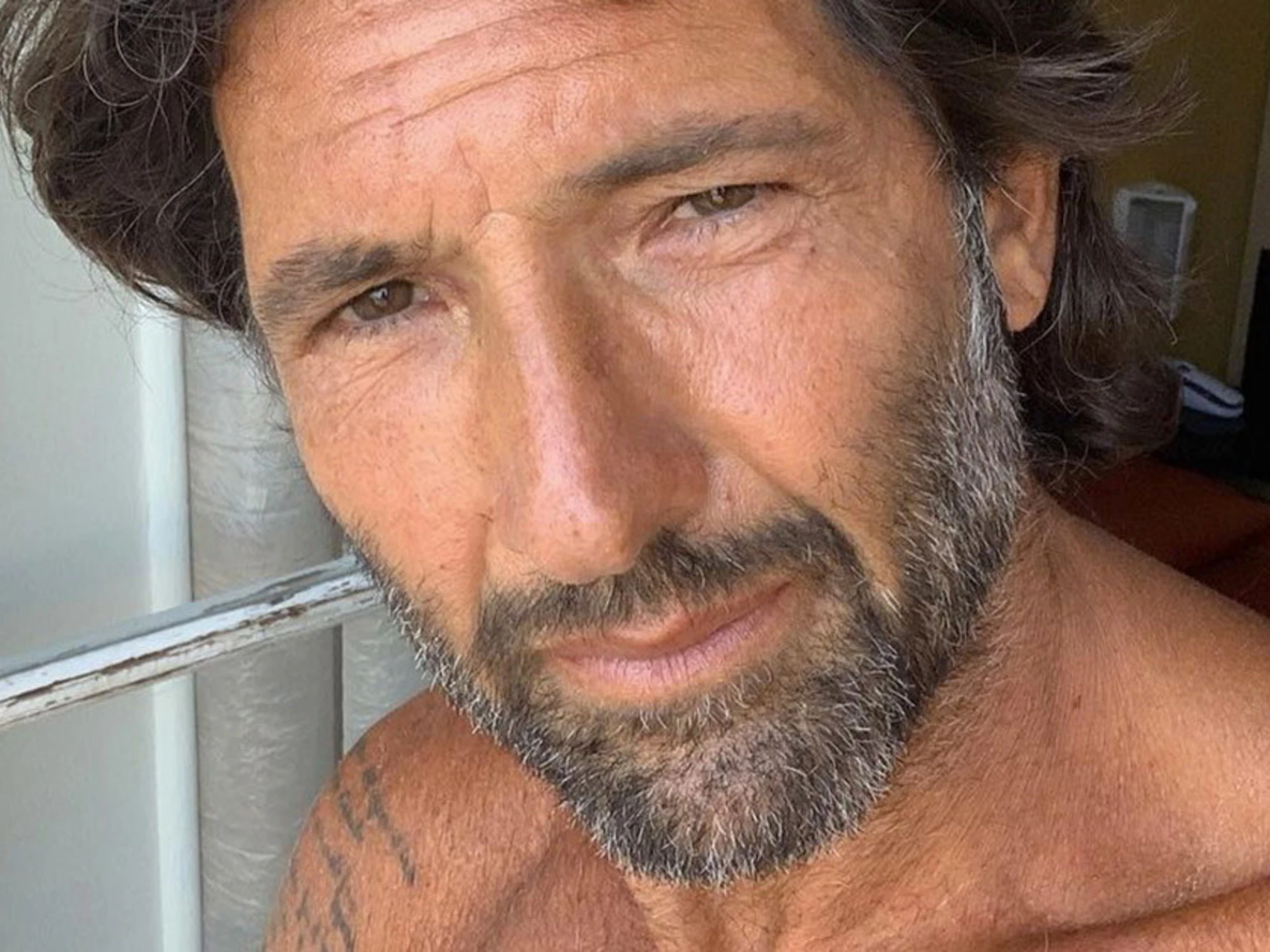 Walter Nudo e l'Isola dei Famosi, uno sfogo drammatico: "Ho bisogno di soldi? Sì, ca***"