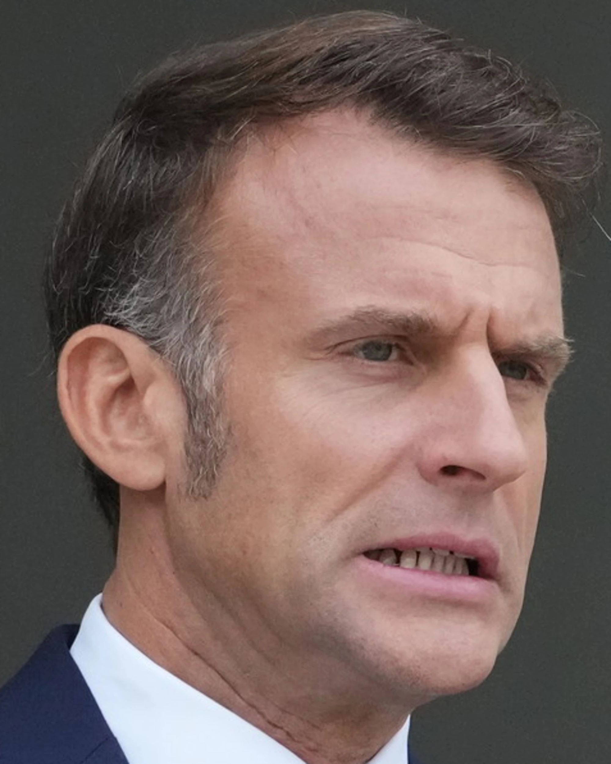 Francia, "voci sul governo": altra farsa di Macron
