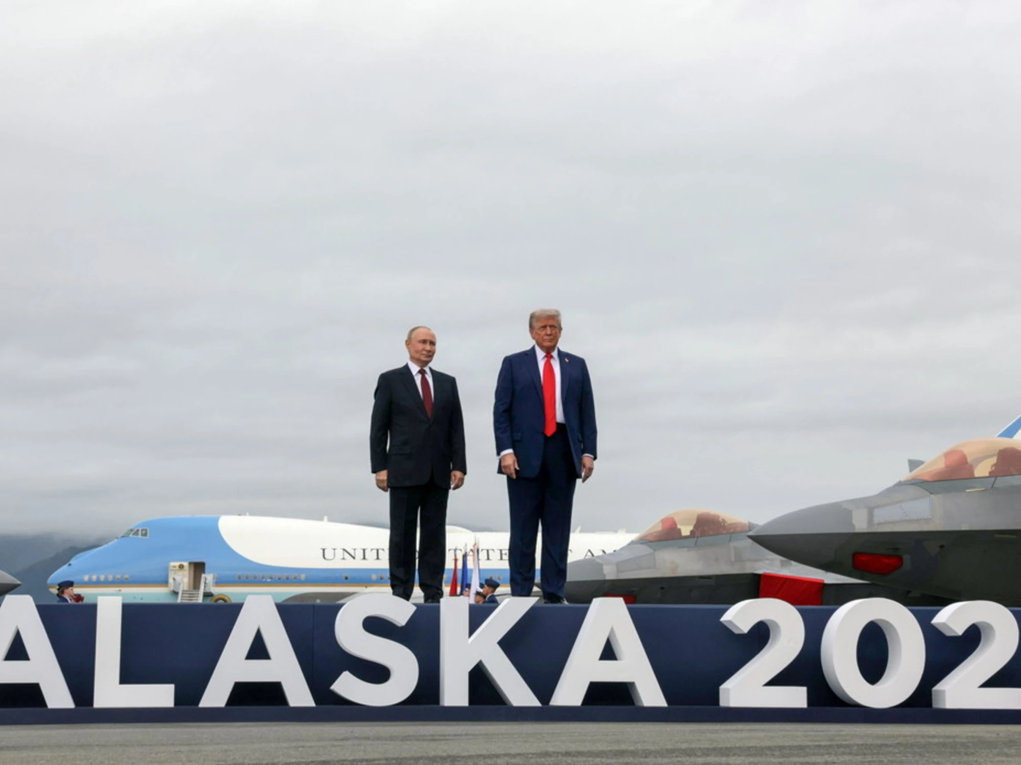 Anchorage, i dettagli del cerimoniale, messaggi cifrati per Putin: cosa significano