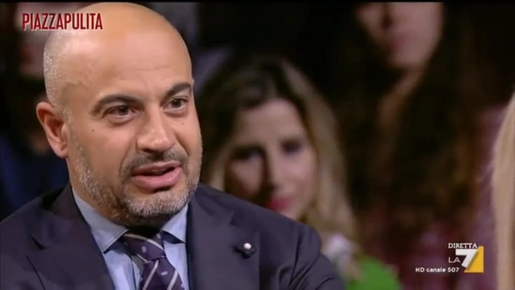 Gianluigi Paragone, l'aut aut a Pd e M5s durante Piazzapulita: "Se non abbassano le bollette, niente manovra"
