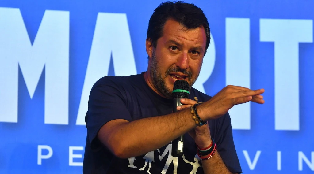 Immigrazione, Matteo Salvini contro Conte-Lamorgese: "Tace sui ricatti delle ong, ecco che arriva la Sea Watch"