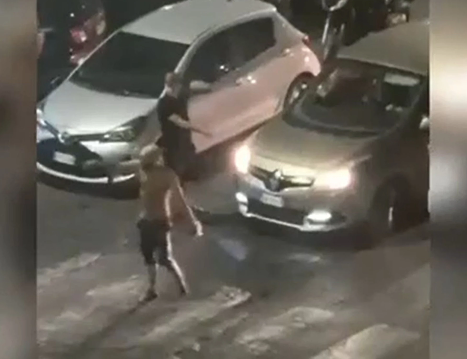 Roma, straniero fuori controllo ferma il traffico e danneggia auto e motorini: per lui finisce male