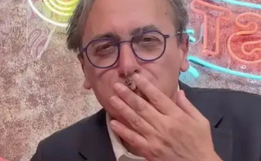 Angelo Bonelli si fa una canna in diretta: "Legalizziamola!"