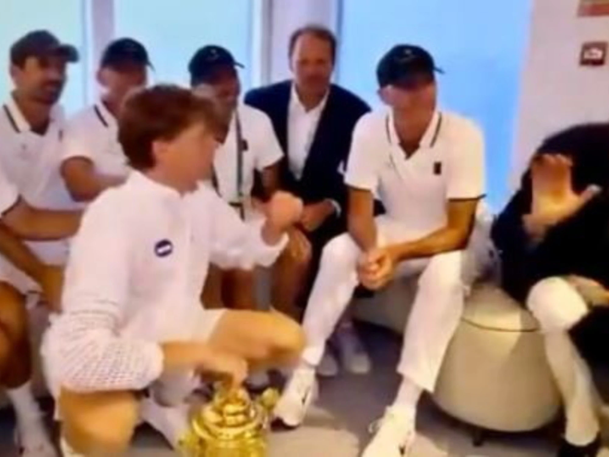 Jannik Sinner, il clamoroso imprevisto a Wimbledon: fa spostare il presidente del Coni per la foto