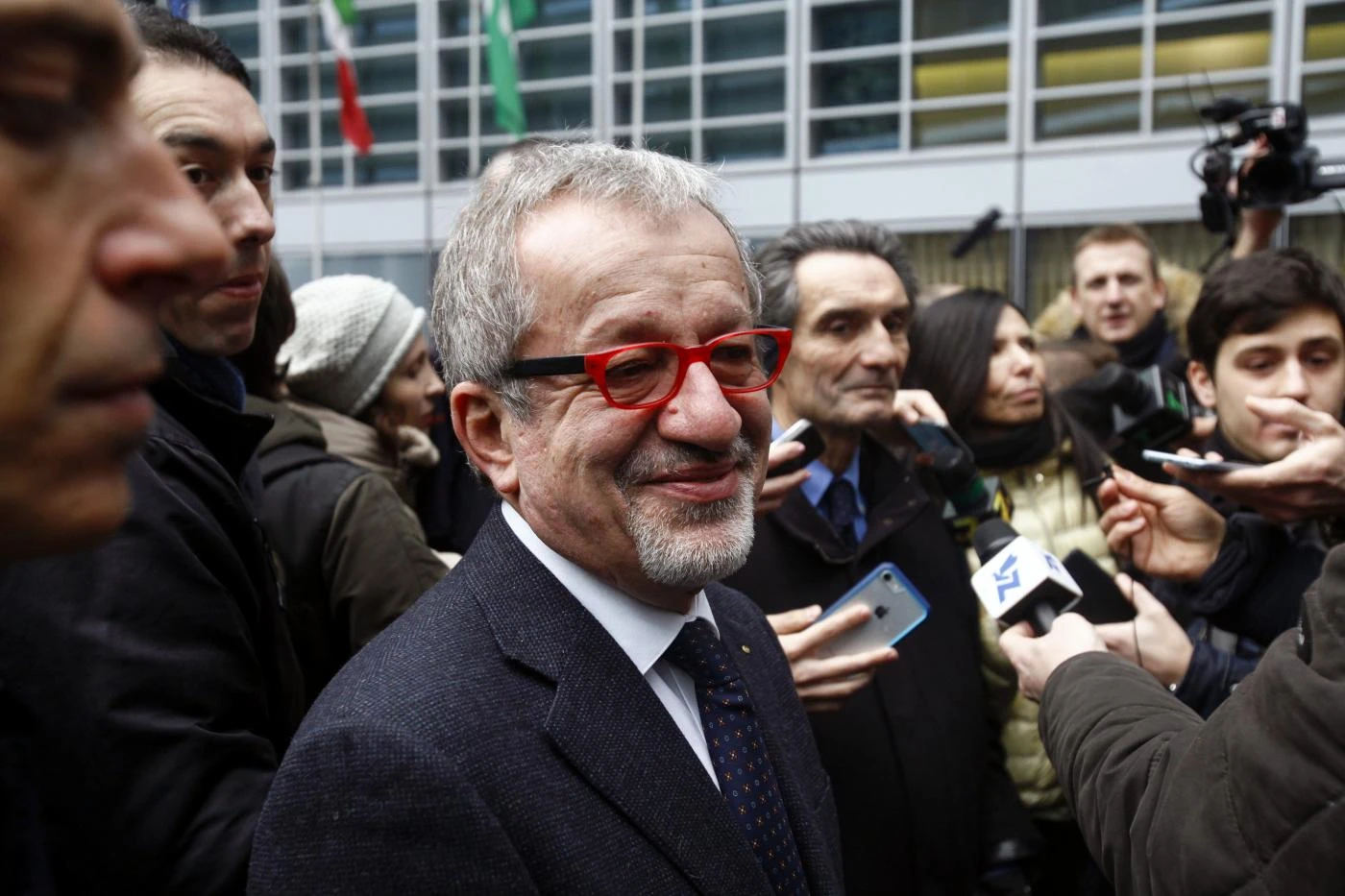 Matteo Salvini "sotto assedio", retroscena: "Lega a pezzi, Maroni sta preparando l'esercito"