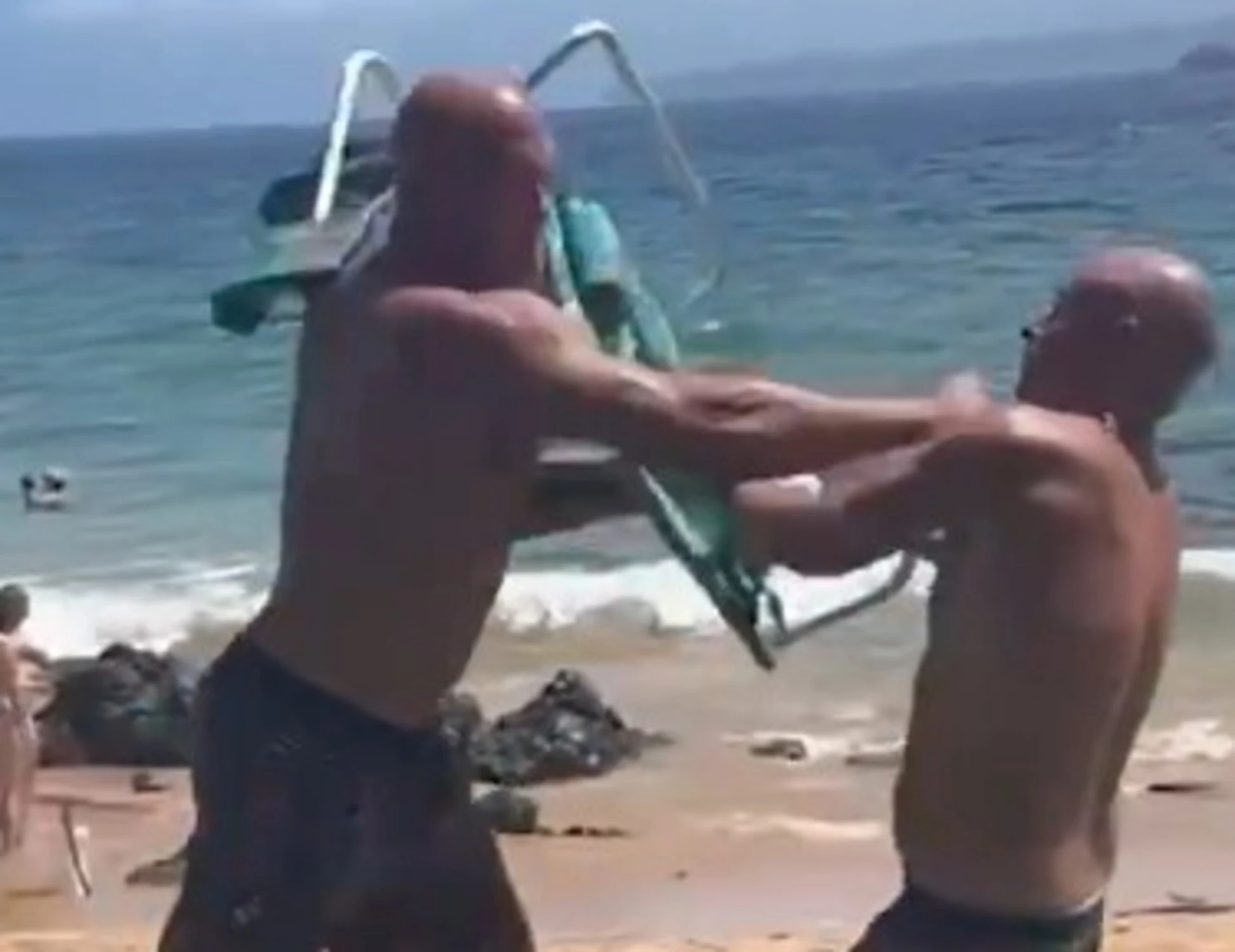 Candidato democratico fa a botte in spiaggia, poi il coltello: il video prima dell'arresto